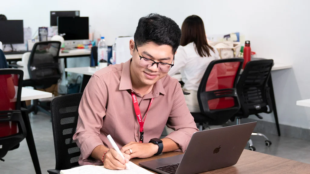TWD SEO and SEM expert manager discussing digital presence strategies